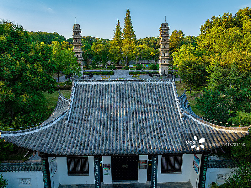 日落时分温暖的阳光照射到敬亭山南麓的江南千年古刹广教寺双塔，航拍古色古香的建筑图片素材