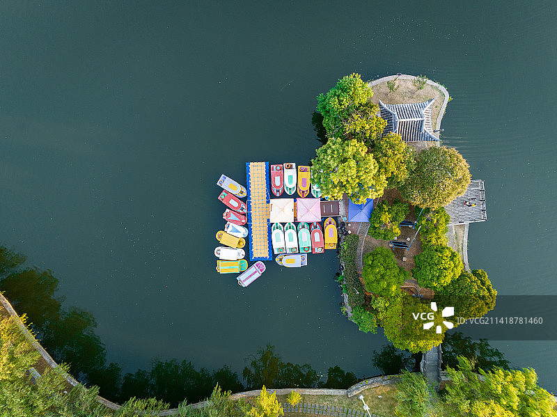 航拍日落时分的敬亭山下敬亭湖，碧绿色平静的湖面上倒影着蓝天白云，湖上小船星星点点图片素材