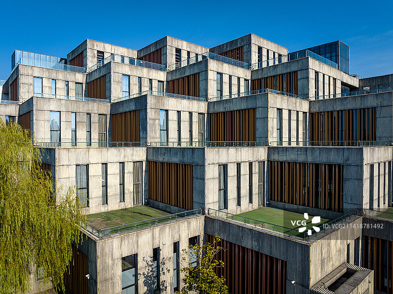 航拍蓝天下一个个房子立方体层层递进的现代建筑，宣城市图书馆图片素材