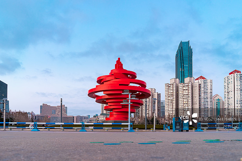 中国青岛旅游城市拍摄主题，五四广场标志性建筑和四周的高楼大厦，户外傍晚白昼无人图像摄影图片素材