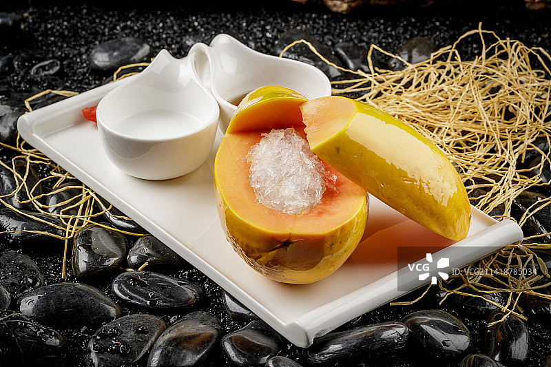 白色方形瓷盘装的夏威夷木瓜炖雪蛤图片素材