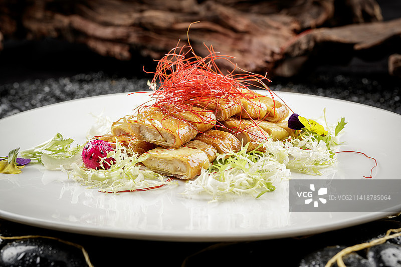 白色圆盘装的素烧肥肠图片素材