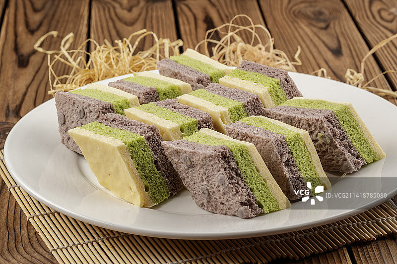 白色圆形磁盘装的三色发糕图片素材