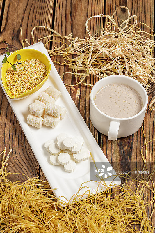 摆盘丰盛的蒙古奶茶图片素材