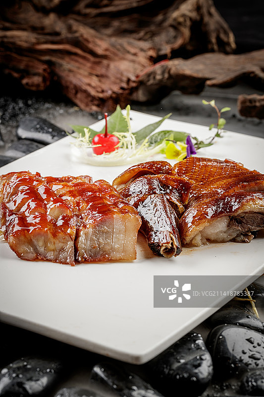 烧腊双拼摆放在干冰缭绕的鹅卵石上图片素材