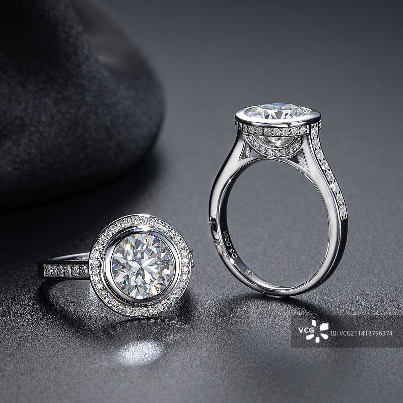 桌上结婚戒指特写图片素材