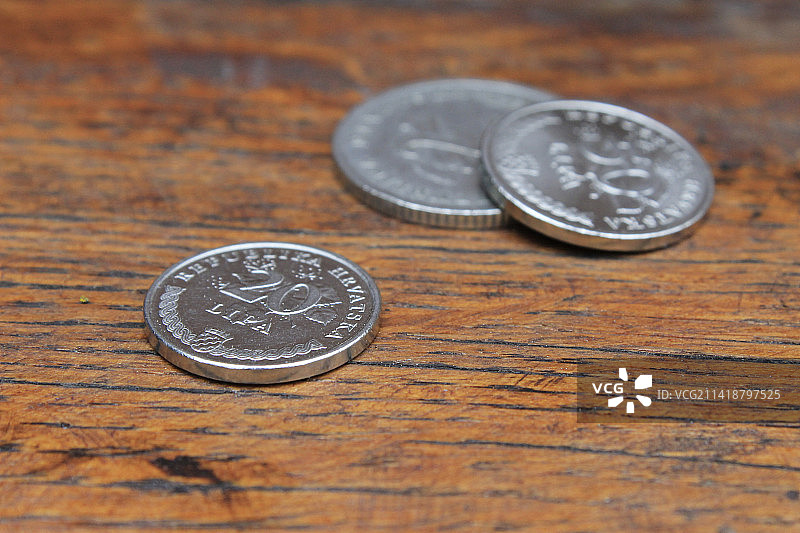 木桌上的硬币特写，萨格勒布，克罗地亚图片素材