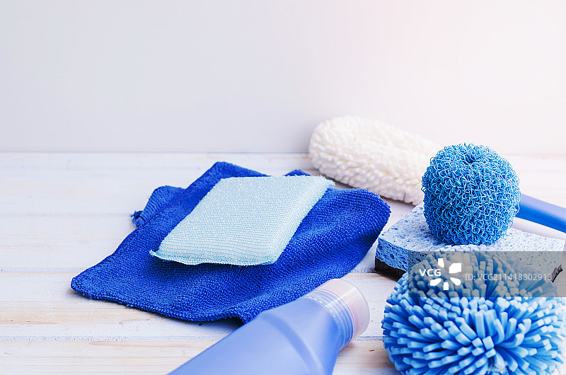 蓝色清洁用品桌面特写，高品质和分辨率图片素材