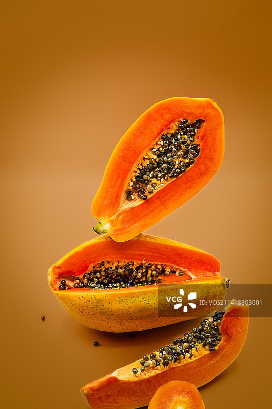特写：橙色背景上的木瓜图片素材