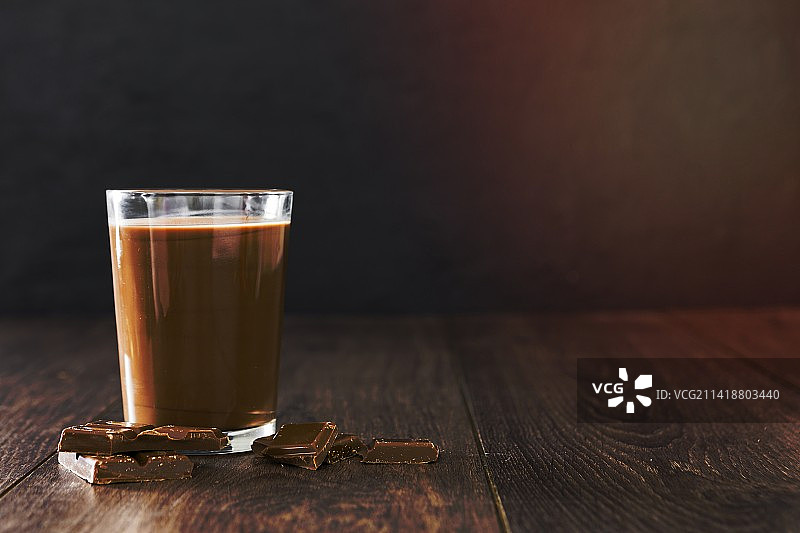 带复制空间的透明玻璃巧克力奶昔图片素材