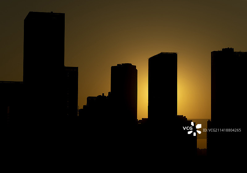 中国广东省深圳市日落时天空下的建筑物轮廓图片素材