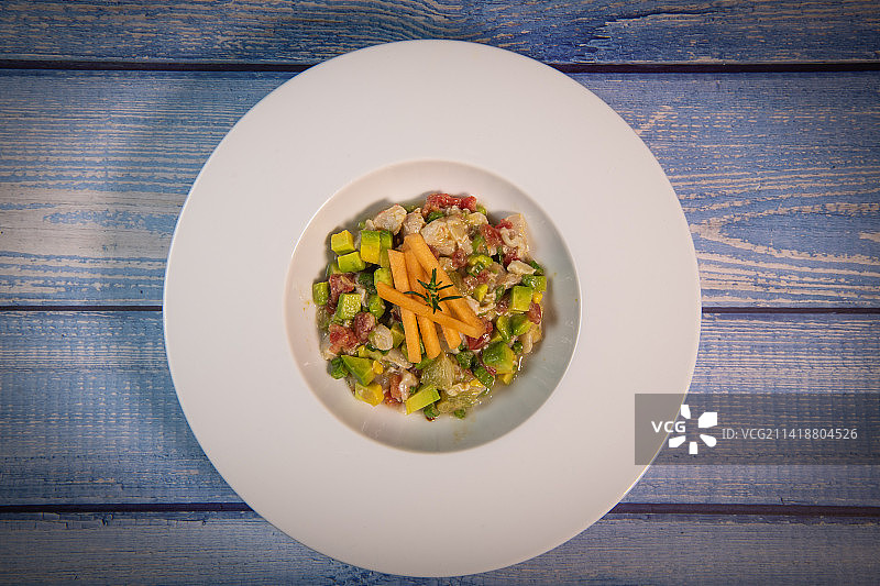 海鲷酸橘汁腌鱼配鳄梨、辣椒和酸橙的食谱图片素材