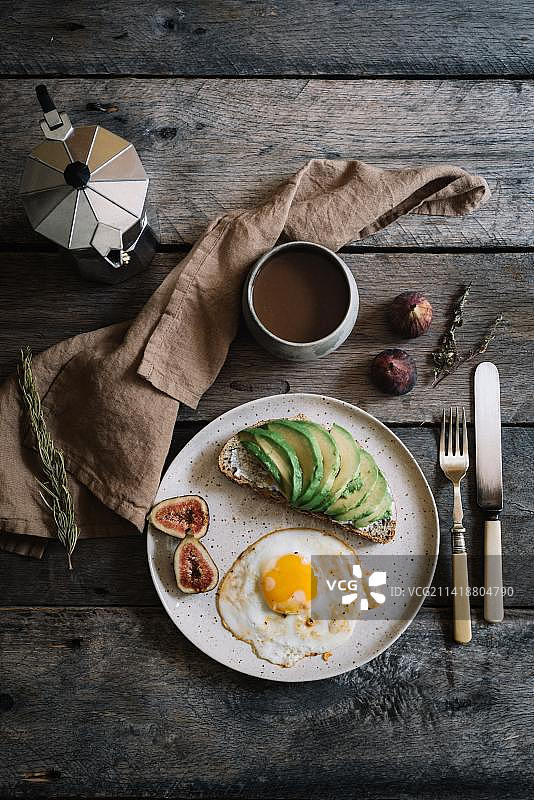 餐桌上供应的早餐俯视图，印度尼西亚图片素材