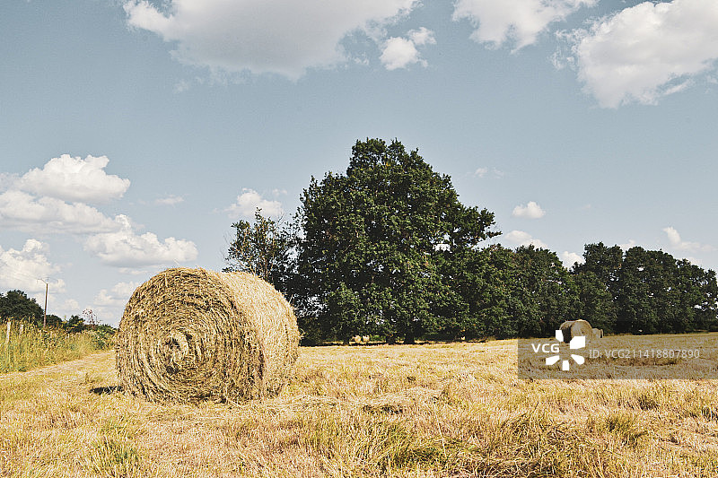 法国田野上干草堆的美丽景色图片素材