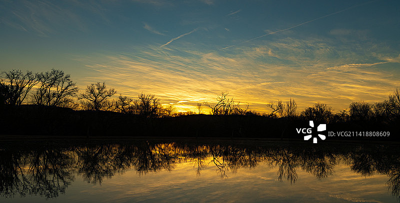 日落时分美国亚利桑那州科顿伍德的湖泊风景图片素材