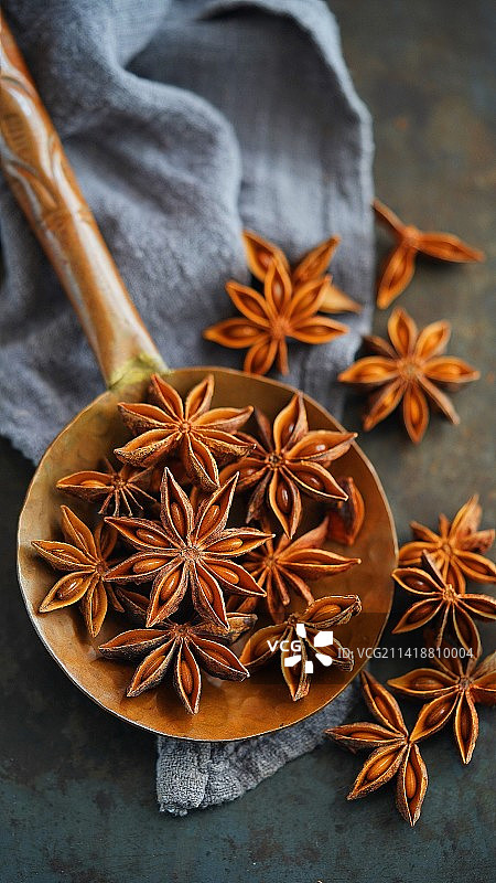 印度古尔冈桌子上各种香料的特写图片素材