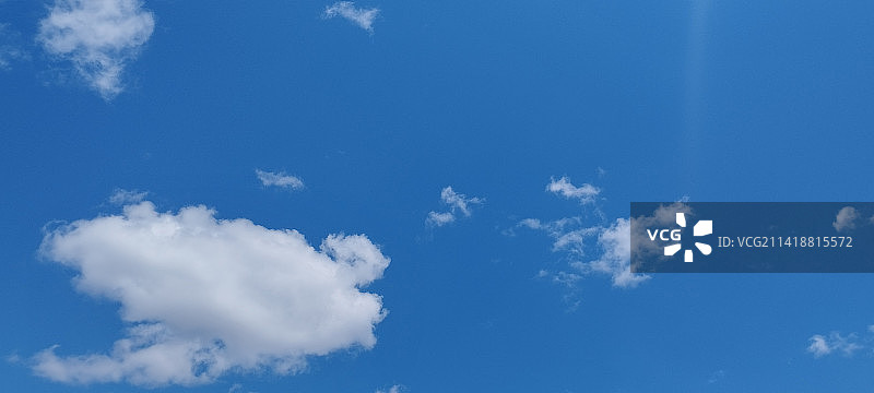 天空中云的低角度视图图片素材