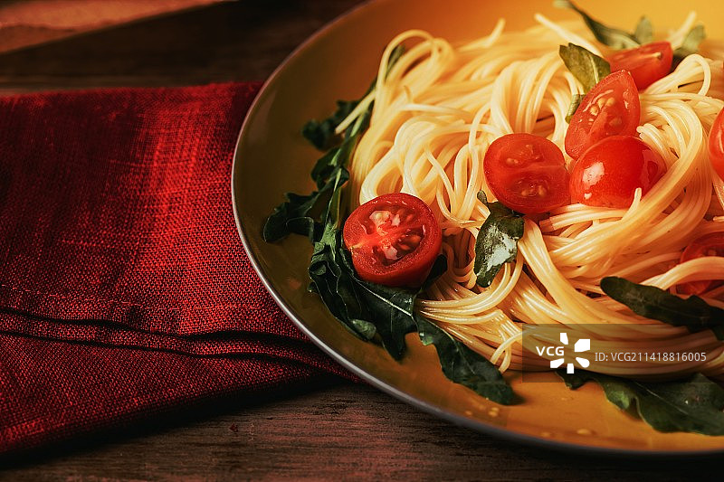 餐盘中意面的俯视图图片素材