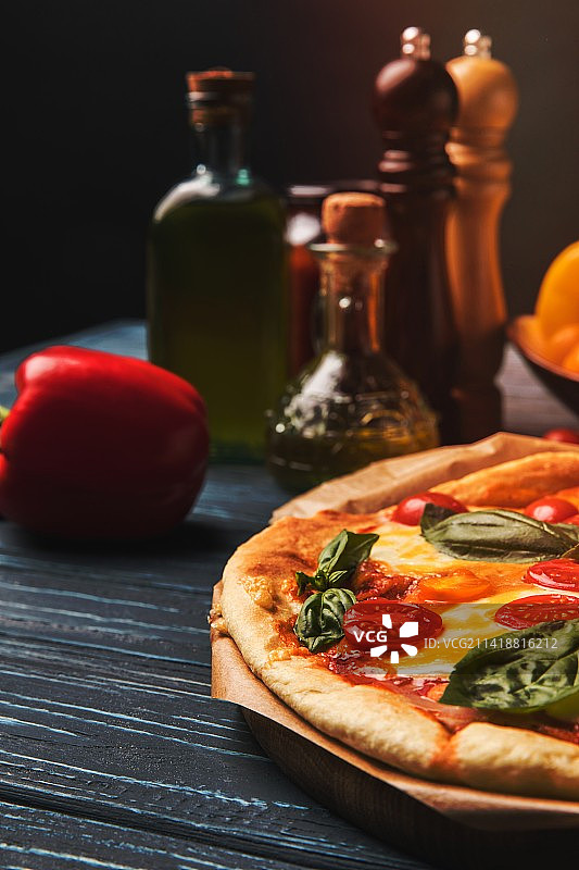桌子上的披萨特写图片素材