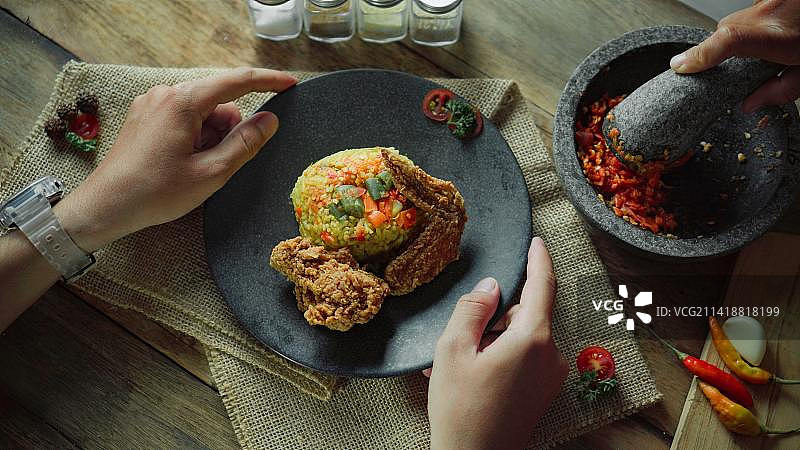 女子在印度尼西亚的餐桌旁用餐图片素材