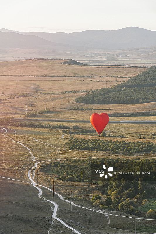 俄罗斯田野上心形气球的俯视角度照片图片素材