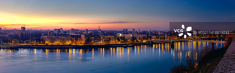 诺维萨德城市夜景全景，塞尔维亚图片素材