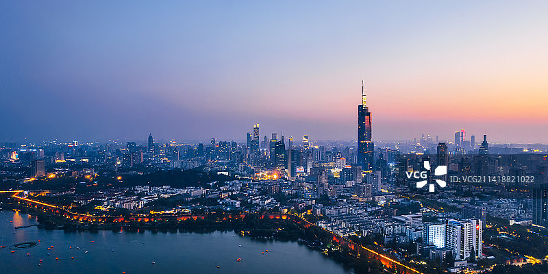 中国江苏南京玄武湖和紫峰大厦城市天际线航拍夜景图片素材