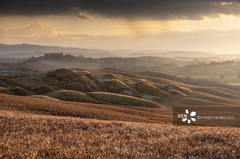 意大利锡耶纳省日落时分的农田景观图片素材