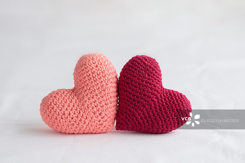 白色背景上的两个钩针编织的粉色情人节爱心banner，芬兰图片素材