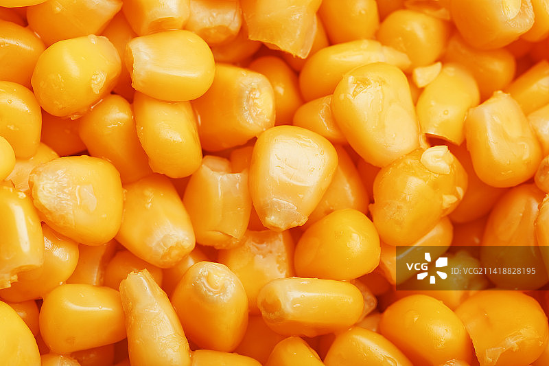 金色罐头玉米，在飞机背景上分布和爆米花的质地图片素材