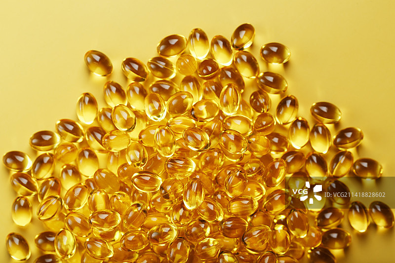 金色维生素D3胶囊特写，罗马尼亚图片素材