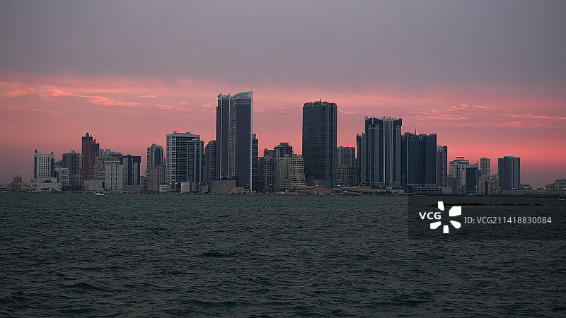 日落时分巴林的壮丽海景和建筑图片素材