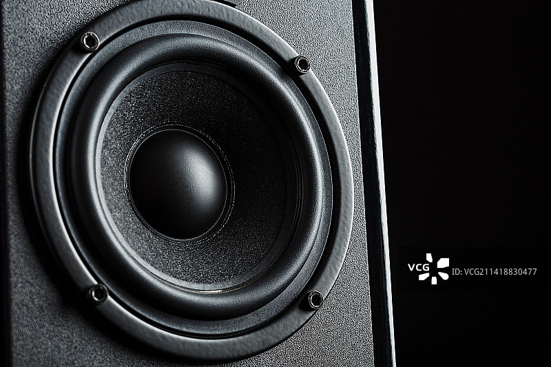 黑色背景上的多媒体音响系统扬声器特写，罗马尼亚图片素材
