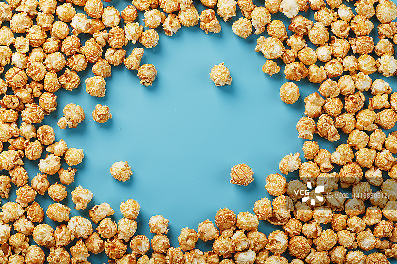 蓝色背景上散落的爆米花图片素材