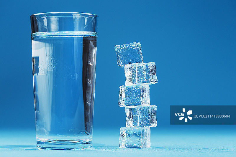 蓝色背景上的冰块与冷水杯（罗马尼亚）图片素材