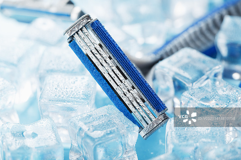 冰爽剃须刀与冰块背景，罗马尼亚图片素材