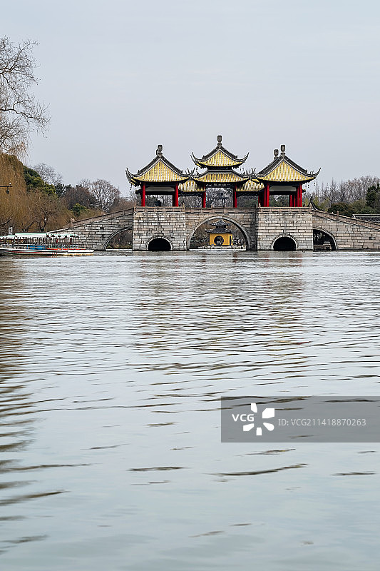 冬日雪后瘦西湖五亭桥、钓鱼台、小金山风亭三亭同框（风亭在五亭桥中间亭中间）图片素材