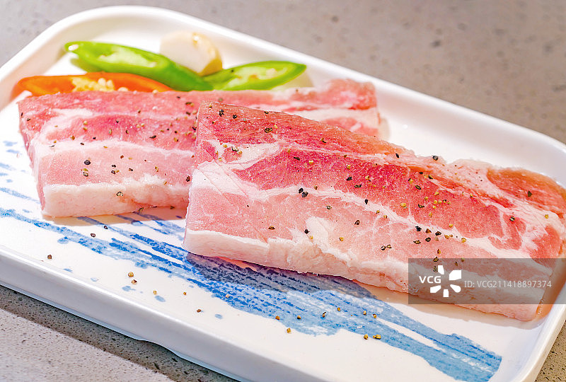 新鲜切片黑猪的猪颈肉高品质手工原切五花腩纹理清晰韩式烤肉火锅黑毛土猪厚切雪花肉排烧烤美味可口入口即化图片素材