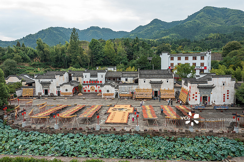 安徽省黄山市徽州区呈坎晒秋图片素材