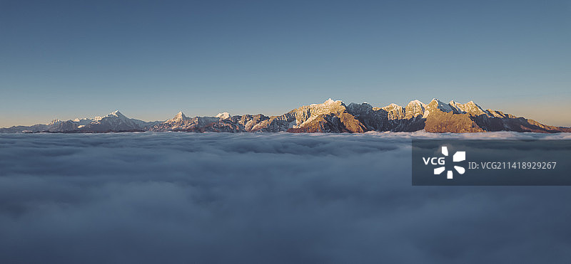 贡嘎群峰日出图片素材