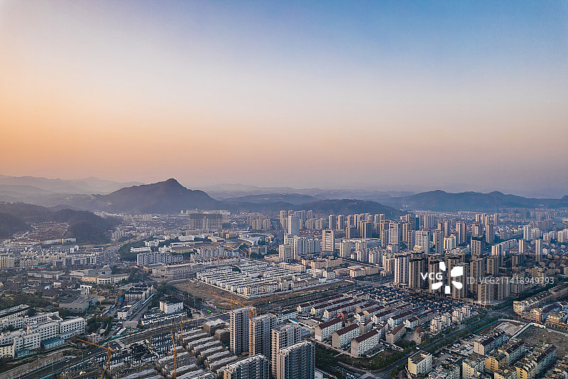 航拍清晨的新昌县城市风光图片素材