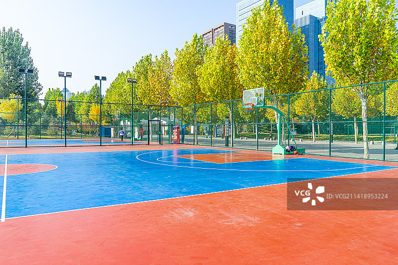 中国体育运动健身活动拍摄主题，山东泰安泰安生态绿地健身活动公园的篮球场，户外白昼无人图像摄影图片素材