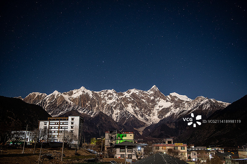 西藏林芝南迦巴瓦峰夜晚星光景观图片素材
