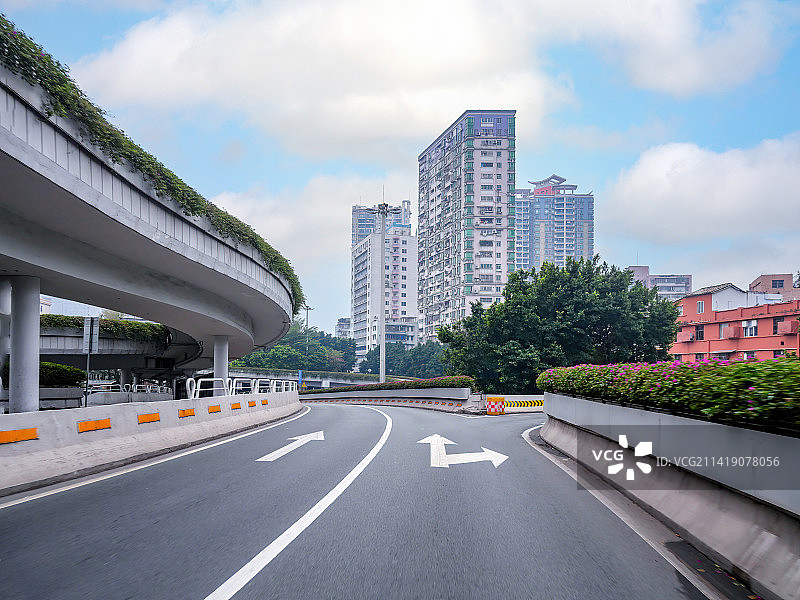 城市快速路单行道立交桥行车道岔道高架桥面路堑匝道转弯跨线天桥白色实线分叉路口大都市路网基础建设高速路图片素材
