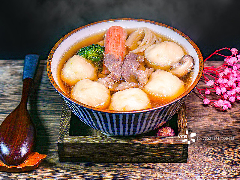 美味鲜香好吃手打墨鱼丸金汤配精选肥牛金针菇蟹柳西兰花寿喜锅关东煮热汤清香可口味增汤火锅日式海鲜料理图片素材