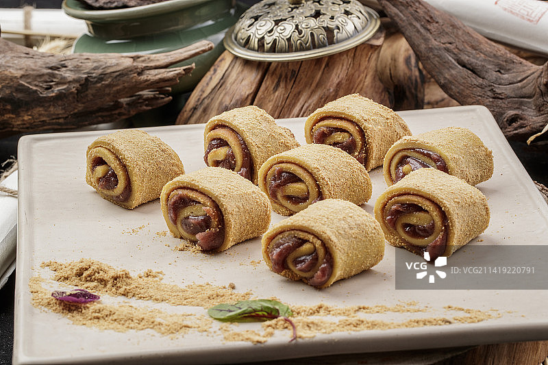 京城名小吃豆沙驴打滚摆放在寿司帘上图片素材