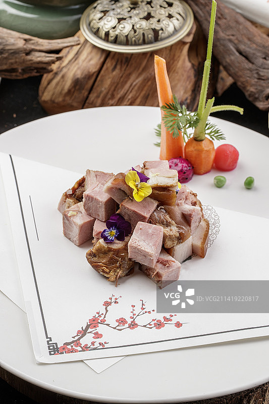 白色瓷盘装的柴沟堡熏肉图片素材