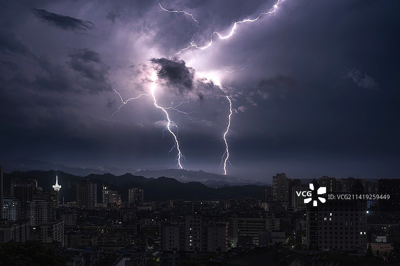 静夜惊雷图片素材