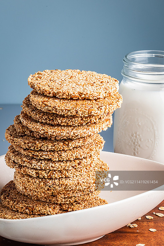 健康食物 杂粮饼干配牛奶图片素材