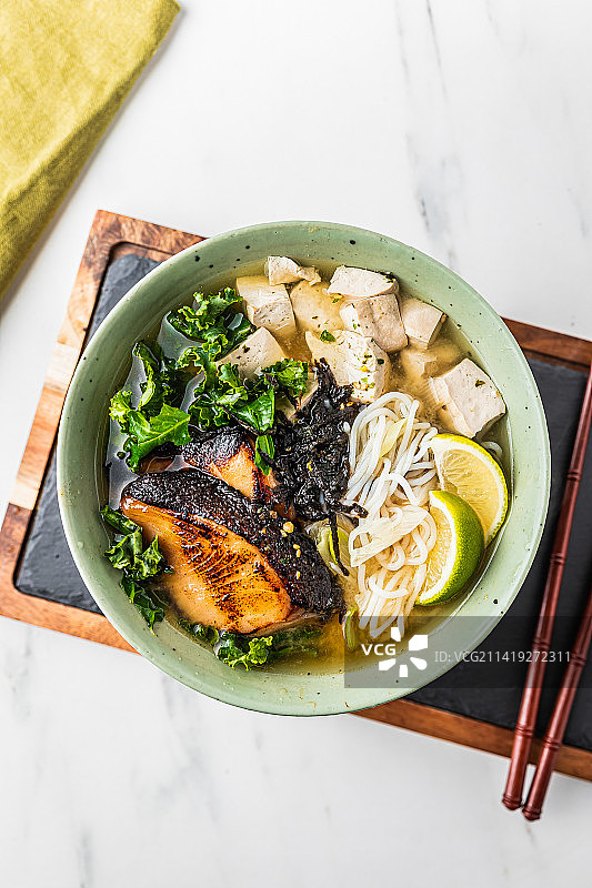 轻食食谱 鲷鱼豆腐柠檬汤面图片素材